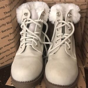 White Fur-Lined Lace-Up Boots size 8M